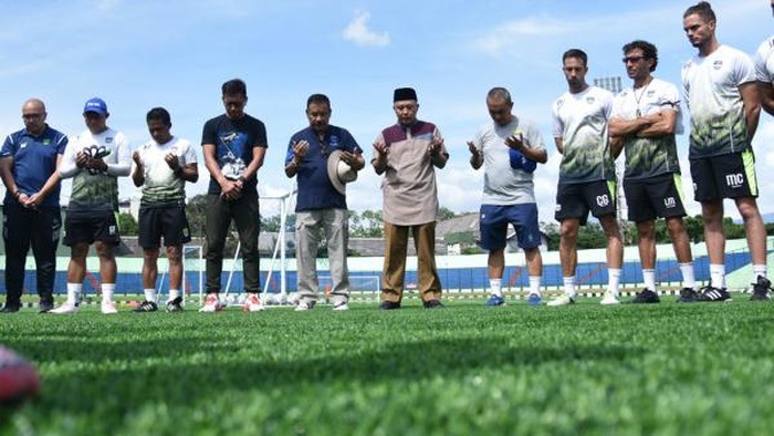 Para pemain Persib menggelar doa bersama untuk korban gempa Cianjur.