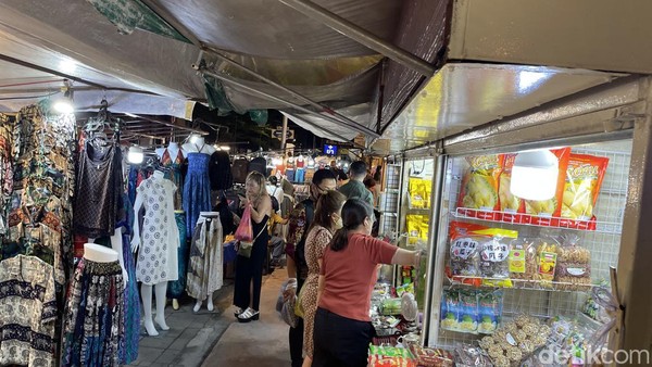 Seperti di kota-kota lain di Thailand, banyak foodstreet di Chiang Mai. Belalang goreng juga ada hingga makanan ekstrem juga dijual di pasar malamnya. 