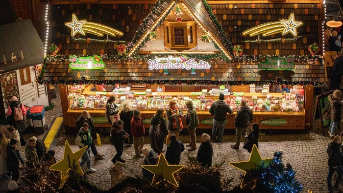 A general view shows the Christmas Market in Frankfurt am Main, western Germany on November 21, 2022. - The Frankfurt Christmas Market runs from the 21 of November to 22nd December. It is one of the largers and oldest Christmas Market in Germany. (Photo by ANDRE PAIN / AFP) (Photo by ANDRE PAIN/AFP via Getty Images)