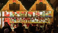 Pasar musim dingin tradisional itu memiliki pohon Natal raksasa yang indah dengan hiasan pita dan lonceng juga kerlap-kerlip lampu yang menawan.  
