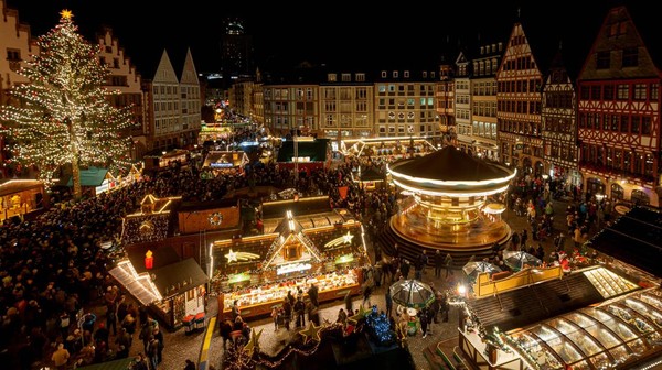 Suasana Pasal Natal di Frankfurt am Main, Jerman bagian barat, Senin (21/11/2022).  