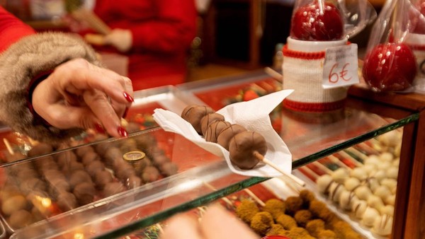 Beragam kios menjual berbagai kebutuhan untuk menyambut Natal, mulai dari makanan dan minuman hingga beragam dekorasi khas Natal.  