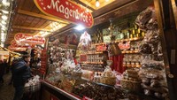 Diketahui lebih dari 200 kios ikut serta di Pasar Natal Frankfurt.  
