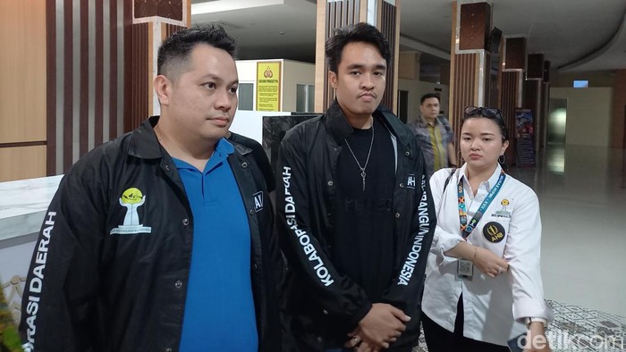 Pelapor kisruh Munas HIPMI XVII Muhammad Aaron Annar (tengah) dan kuasa hukumnya Rezki Wirmandi saat ditemui di Mapolresta Solo, Selasa (22/11/2022).