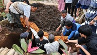 Husein meninggal dunia saat sedang membangun rumah di salah satu desa di Cianjur. 