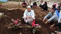 Para pelayat berdoa di sekitar makam korban gempa bumi tersebut. Hingga Selasa (22/11/2022) pukul 17.00 WIB, jumlah korban tewas bencana gempa bumi di Cianjur bertambah menjadi 268 orang.