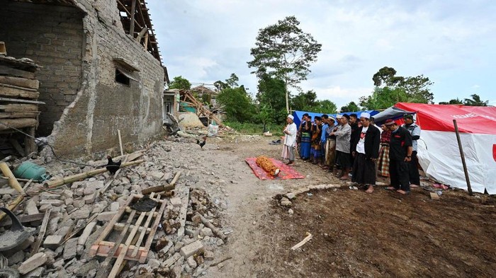 Husein (48), meninggal dunia akibat gempa bumi di Cianjur, Jawa Barat, Saat ini, jenazah korban gempa tersebut sudah dimakamkan pihak keluarga.