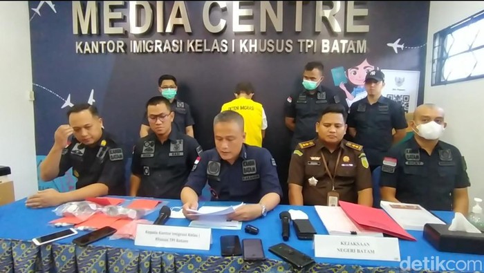 Pemalsu cap imigrasi paspor ditangkap di Batam