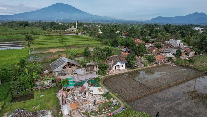 Foto udara rumah yang roboh akibat gempa di Kampung Selakawung Tengah, Kabupaten Cianjur, Jawa Barat, Selasa (22/11/2022). Data dari BPBD Kabupaten Cianjur mencatat, hingga pukul 21.30 sebanyak 162 orang meninggal dunia, 326 warga luka-luka dan 13.784 warga mengungsi. ANTARA FOTO/Raisan Al Farisi/foc.