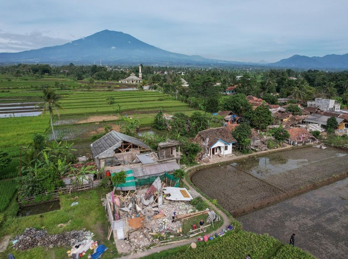 Foto udara rumah yang roboh akibat gempa di Kampung Selakawung Tengah, Kabupaten Cianjur, Jawa Barat, Selasa (22/11/2022). Data dari BPBD Kabupaten Cianjur mencatat, hingga pukul 21.30 sebanyak 162 orang meninggal dunia, 326 warga luka-luka dan 13.784 warga mengungsi. ANTARA FOTO/Raisan Al Farisi/foc.