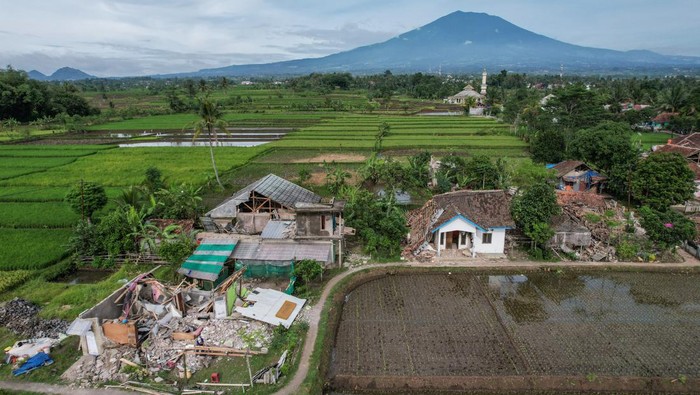 Foto udara rumah yang roboh akibat gempa di Kampung Selakawung Tengah, Kabupaten Cianjur, Jawa Barat, Selasa (22/11/2022). Data dari BPBD Kabupaten Cianjur mencatat, hingga pukul 21.30 sebanyak 162 orang meninggal dunia, 326 warga luka-luka dan 13.784 warga mengungsi. ANTARA FOTO/Raisan Al Farisi/foc.