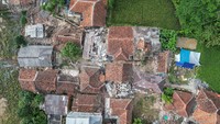 Tampak sejumlah rumah yang roboh akibat gempa M 5,6 yang terjadi pada kemarin Senin (21/11/2022).