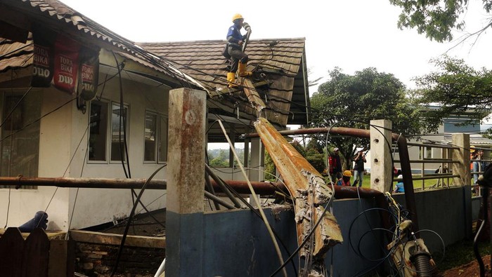 Petugas PLN memperbaiki jaringan listrik di kawasan gempa, Cugenang, Kabupaten Cianjur, Jawa Barat, Selasa (22/11/2022). Gubernur Jawa Barat Ridwan Kamil mengatakan sebagian besar listrik di Kecamatan Cugengan, Cianjur, masih padam. Wilayah ini disebut sebagai daerah paling terdampak gempa dan listrik baru menyala 20 persen. ANTARA FOTO/Yulius Satria Wijaya./foc.