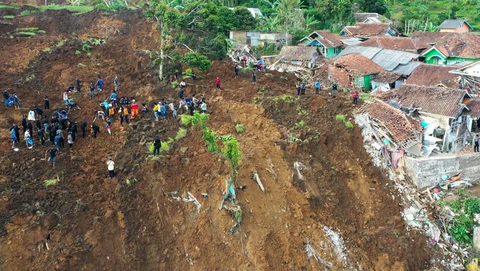 Penampakan dari Udara Longsor Akibat Gempa di Cugenang dan Cijendil Longsor yang disebabkan oleh gempa M 5,6 terjadi di Cugenang dan Cijendil, Cianjur, Jawa Barat. Begini penampakannya dari udara.