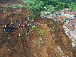 Cerai-berai Rumah Warga Panumbangan Cianjur Diguncang Gempa