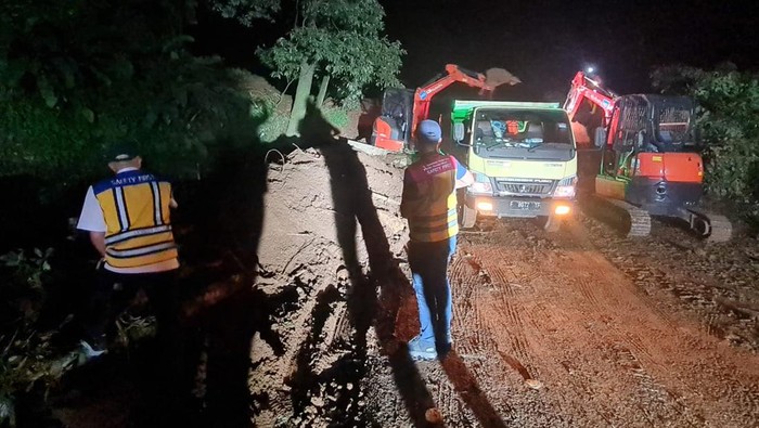 Penanganan longsor akibat gempa Cianjur