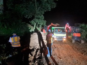 PUPR Kirim 12 Alat Berat Tangkal Longsor Cianjur, Jalan Sudah Bisa DItembus