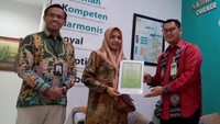 AXA Mandiri menyerahkan pembayaran klaim sebesar Rp789,44 juta kepada ahli waris dari polis Asuransi Mandiri Perlindungan Sejahtera Syariah sebagai wujud komitmen perseroan dalam memberikan manfaat asuransi jiwa kepada ahli waris nasabah.