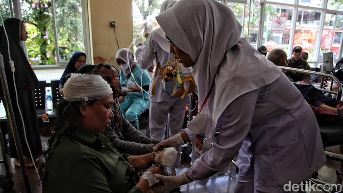 Sejumlah tenaga kesehatan merawat korban gempa di kawasan RSUD Sayang Cianjur, Kabupaten Cianjur, Jawa Barat, Selasa (22/11/2022). Saat ini korban gempa Cianjur masih terus bertambah dan berdatangan ke rumah sakit tersebut.