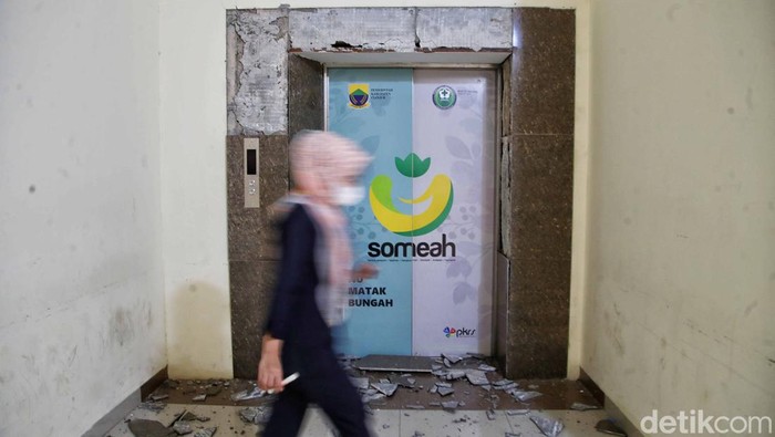 Sejumlah tenaga kesehatan merawat korban gempa di kawasan RSUD Sayang Cianjur, Kabupaten Cianjur, Jawa Barat, Selasa (22/11/2022). Saat ini korban gempa Cianjur masih terus bertambah dan berdatangan ke rumah sakit tersebut.