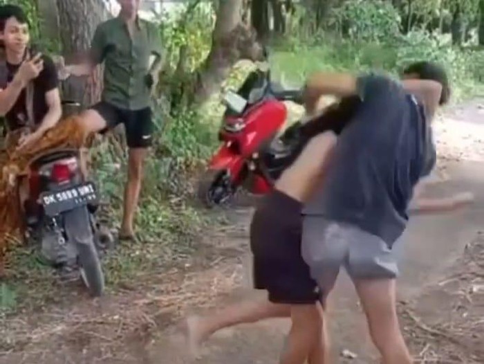 Screenshoot video viral perkelahian dua pelajar di Seririt Buleleng