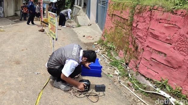 Petugas BMKG melakukan analisis gempa susulan di Cianjur.