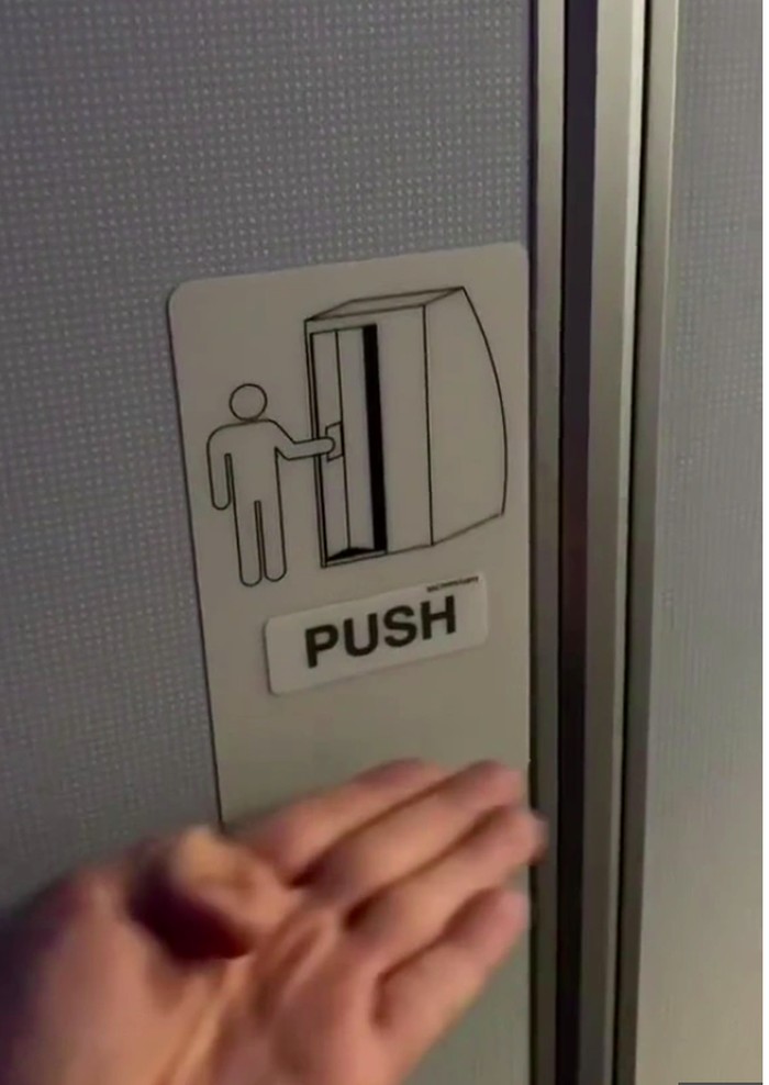 Pintu toilet di Pesawat