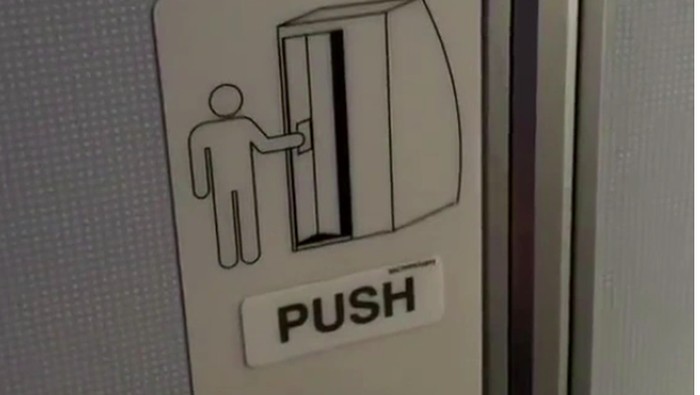 Pintu toilet di Pesawat