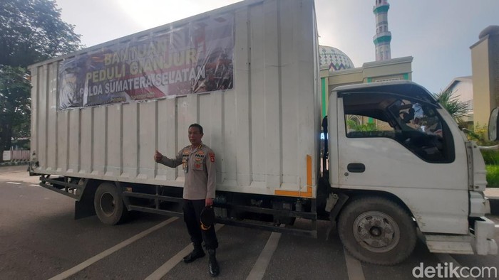 Polda Sumsel menyalurkan bantuan beras untuk korban gempa Cianjur