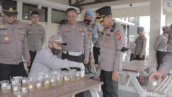 Polres Sumedang menggelar tes urine kepada seluruh anggotanya, Selasa (22/11/2022)