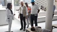 Manuel Fontaine, direktur Kantor Program Darurat UNICEF, kedua dari kiri, mengunjungi pasien yang mengalami gejala kolera di Rumah Sakit Pusat Gheskio di Port-au-Prince, Haiti, Senin (21/11/2022).