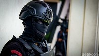 Mereka berjaga di depan pintu tempat terdakwa Ferdy Sambo keluar dan masuk ruang sidang. Ferdy Sambo didakwa melakukan pembunuhan berencana terhadap Brigadir Yosua Hutabarat (Brigadir J). Mantan Kadiv Propam Polri ini juga didakwa merintangi penyidikan dalam kasus pembunuhan Brigadir J.
