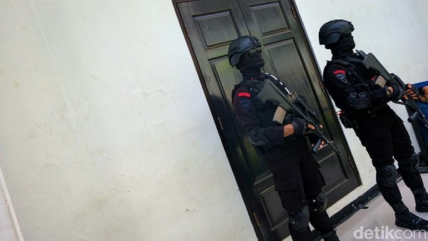 Potret Brimob Bersenjata Jaga Sidang Ferdy Sambo