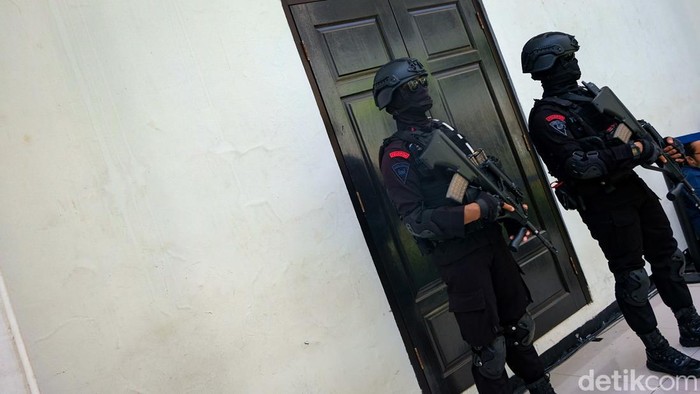 Potret Brimob Bersenjata Jaga Sidang Ferdy Sambo Dua personel Brimob menjaga sidang Ferdy Sambo di PN Jaksel, Jalan Ampera Raya, Selasa (22/11/2022).