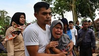 Keluarga tak kuasa menahan tangis saat jenazah korban gempa bumi dimakamkan di salah satu desa di Cianjut, Selasa (22/11/2022).