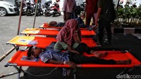 Sejumlah anak yang terluka mendapatkan perawatan di tenda. Dilihat dari lokasi episenter dan kedalaman hiposenternya, gempa bumi ini merupakan gempa bumi dangkal akibat aktivitas sesar Cimandiri.