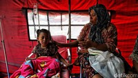 Seorang ibu menemani anaknya yang dirawat akibat luka yang diderita setelah gempa mengguncang Cianjur.  