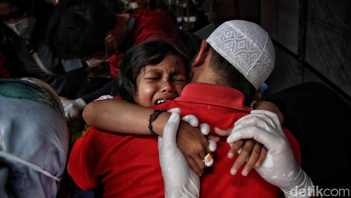 Sejumlah anak-anak korban gempa mendapatkan perawatan di kawasan RSUD Sayang Cianjur, Kabupaten Cianjur, Jawa Barat, Selasa (22/11/2022). Menurut data BPBD Pemprov Jabar mengatakan saat ini korban meninggal dunia adalah 162 orang dan mayoritas korbanya adalah anak-anak.