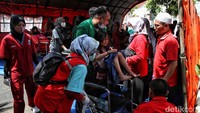 Tim medis membantu mengevakuasi seorang anak yang menjadi korban gempa untuk mendapatkan perawatan. Pria yang akrab disapa Kang Emil ini juga mengatakan jika ada 13.784 warga yang mengungsi. Sedangkan untuk jumlah bangunan yang rusak lebih dari 2.000 unit.