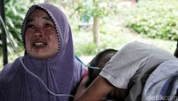 Seorang ibu menemani anaknya yang terluka akibat gempa yang terjadi di Cianjur. Tercatat total korban meninggal dunia mencapai 162 orang, dan korban luka ringan sebanyak 326 orang. 