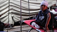 Seorang anak duduk melamun usai mendapatkan perawatan di kepalanya yang luka setelah gempa mengguncang Cianjur. Gubernur Jawa Barat Ridwan Kamil, mengatakan gempa yang terjadi pada pukul 13.20 WIB tersebut berskala sedang namun mengakibatkan daya rusak yang luar biasa.