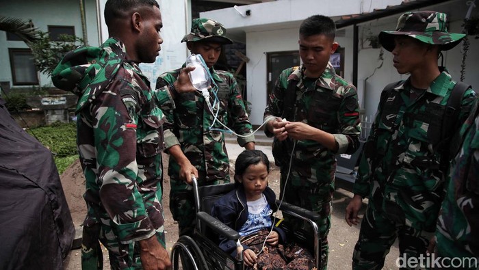 Sejumlah anak-anak korban gempa mendapatkan perawatan di kawasan RSUD Sayang Cianjur, Kabupaten Cianjur, Jawa Barat, Selasa (22/11/2022). Menurut data BPBD Pemprov Jabar mengatakan saat ini korban meninggal dunia adalah 162 orang dan mayoritas korbanya adalah anak-anak.