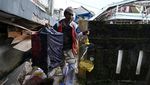 Momen Warga Selamatkan Peliharaan dari Reruntuhan Gempa Cianjur