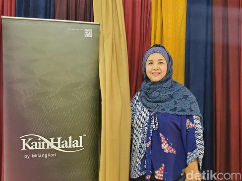 Presiden Direktur PT Milangkora Perseda, Fitriani Kuroda, menunjukkan produk kain halalnya saat ditemui di Sleman, Selasa (22/11/2022).