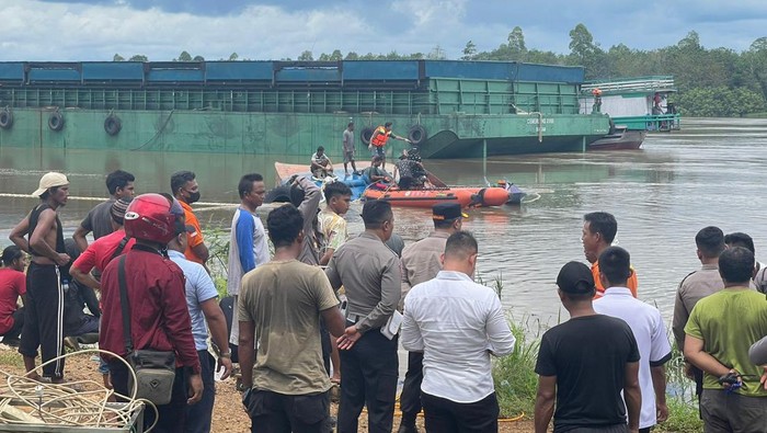 Proses evakuasi kapal tenggelam di Kutai Barat, Kalimantan Timur.