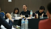 Para pemain dan sutradara sedang membaca naskah RENT: The Musical dalam bahasa Inggris. Foto: Courtesy of Teater Musikal Nusantara (TEMAN)