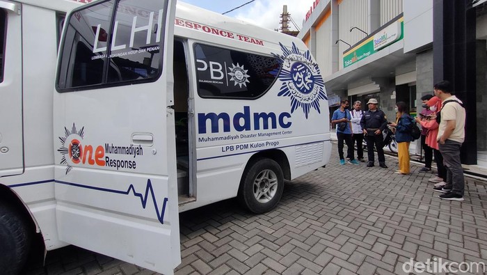 Proses pemberangkatan relawan MDMC menuju Cianjur, Jawa Barat di Kantor Pimpinan Daerah Muhammadiyah (PDM) Wates, Kulon Progo, Selasa (22/11/2022).