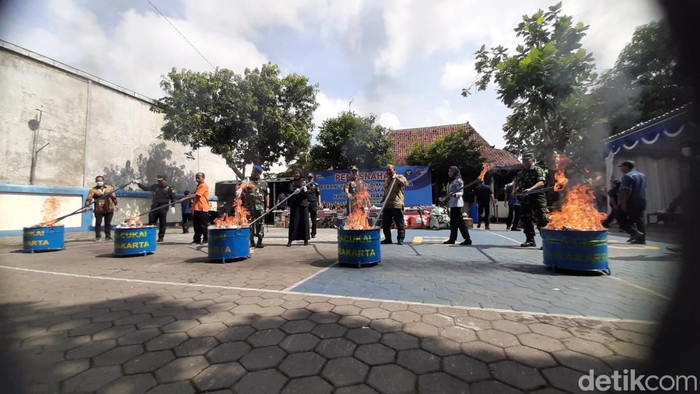 Proses pemusnahan barang ilegal di Kantor Bea Cukai Solo, Selasa (22/11/2022).