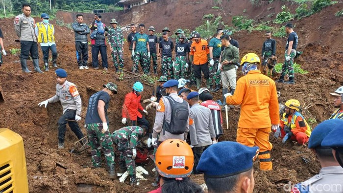 Proses pencarian dan evakuasi korban gempa di Cugenang
