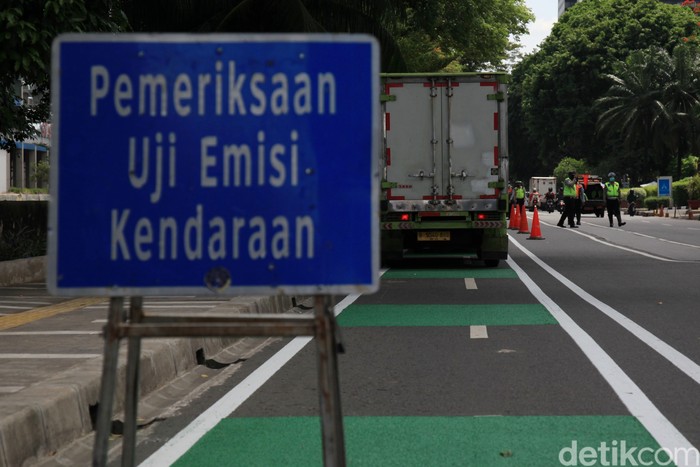 Petugas gabungan dari Dinas Lingkungan Hidup DKI Jakarta hingga kepolisian memberhentikan kendaraan untuk uji emisi di Jl Margono Djojohadikusumo, Jakarta Pusat, Selasa (22/11/2022).
